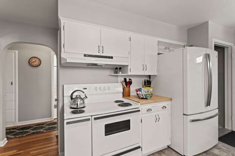 Step into our charming cottage-style kitchen with a spacious 36" stove and oven range ensuring a great cooking experience.