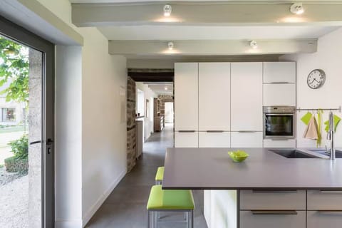 cuisine lumineuse gîte La Hunaudaye