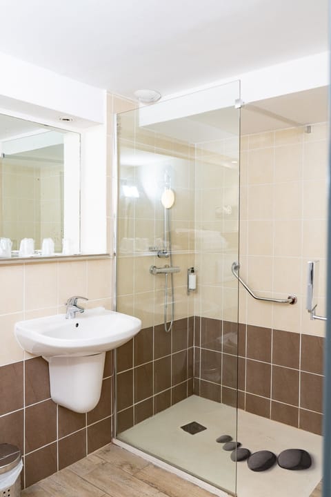 Privilege Double Room | Bathroom | Hair dryer, towels, soap, shampoo