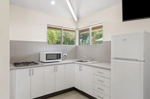 Standard Studio Cabin | Private kitchen | Full-size fridge, microwave, stovetop, electric kettle