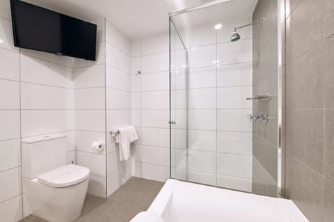 Executive Spa Suite | Bathroom | Shower, free toiletries, hair dryer, towels