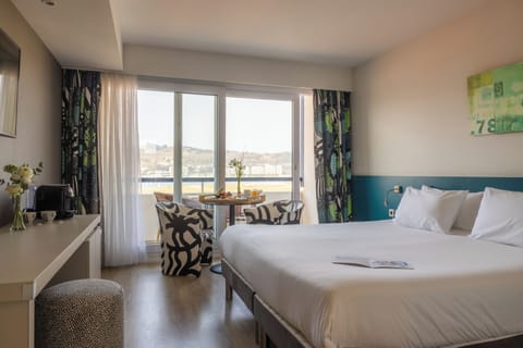 Standard Room, Pool Access, Ocean View (Balcon / Balcony) | Minibar, in-room safe, individually decorated, desk