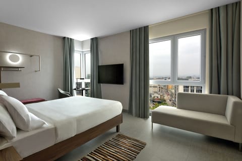 Executive Room, 1 Queen Bed with Sofa bed | Minibar, in-room safe, individually decorated, desk