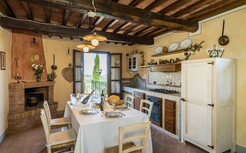 Classic Villa | Private kitchen | Full-size fridge, oven, stovetop, dishwasher