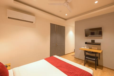 Deluxe Room with Free WiFi | Premium bedding, down comforters, memory foam beds, desk