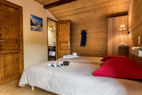 Ensuite twin room in Chalet Snow Angel in le Bettaix