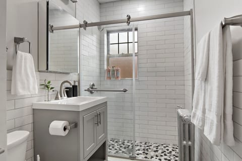 Deluxe Apartment | Bathroom | Shower, hair dryer, towels