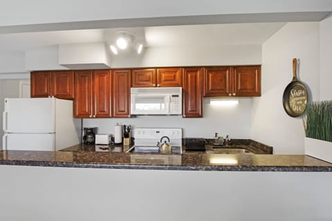 Signature Condo | Private kitchen | Fridge, microwave, oven, stovetop