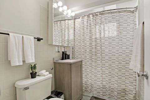 Signature Condo | Bathroom | Hair dryer, towels, shampoo, toilet paper