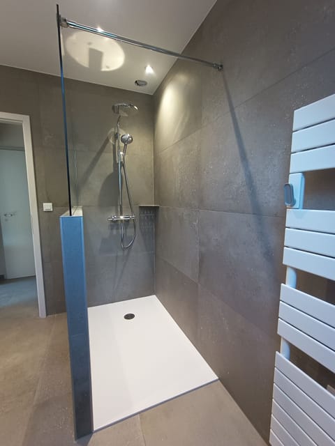 Romantic Double Room | Bathroom | Hair dryer, towels, soap, shampoo