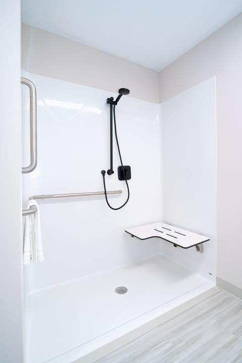 Accessible King Room | Bathroom | Combined shower/tub, hair dryer, towels