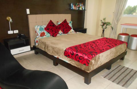 Honeymoon Room, 1 King Bed, Hot Tub, City View | Down comforters, Select Comfort beds, individually decorated