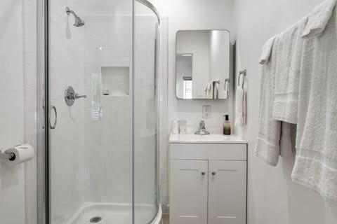 Junior Single Room, 1 Queen Bed, Kitchenette, Ground Floor | Bathroom | Shower, hair dryer, towels