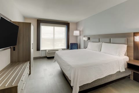 Standard Room, 1 King Bed | Premium bedding, desk, laptop workspace, blackout drapes