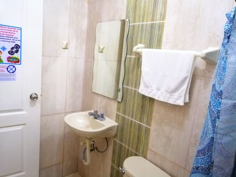 Basic Single Room | Bathroom | Shower, rainfall showerhead, towels