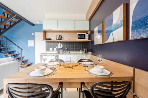 Deluxe Duplex | Private kitchen | Mini-fridge, microwave, stovetop, cookware/dishes/utensils