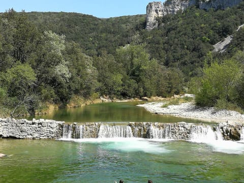 vue sur les monts d'Ardèche du gîte familial, gîte familial convivial et de regroupement d'amis en ardèche rhone alpes pde 16 à 24 personnes.