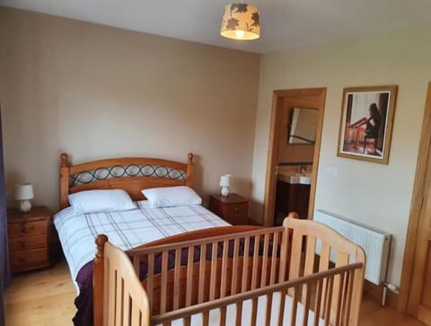 Downstairs en-suite king bedroom with baby bed