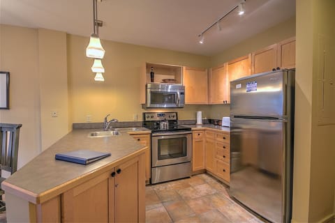 Condo, 1 Bedroom | Private kitchen | Fridge, oven, coffee/tea maker, toaster