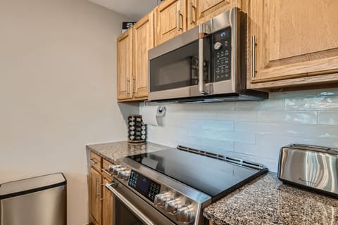 Condo, 1 Bedroom | Private kitchen | Fridge, oven, coffee/tea maker, toaster