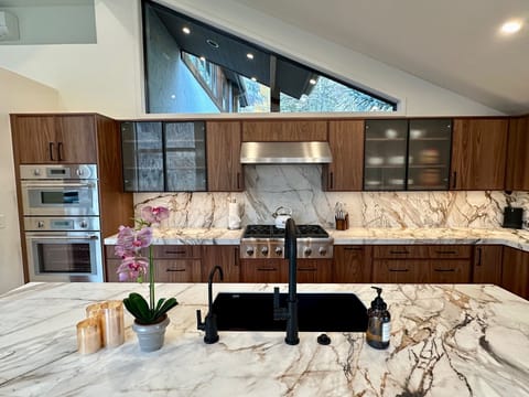 Brand new Thermador appliance package for amazing high-end cooking.