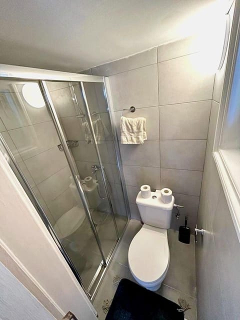 Standard Studio | Bathroom | Shower, towels