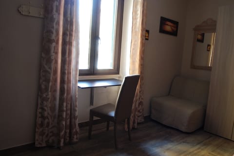 Comfort Room | Desk, free WiFi