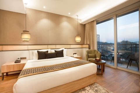 Club Room, Non Smoking | In-room safe, blackout drapes, free WiFi, bed sheets