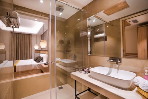 Panoramic Room, Non Smoking | Bathroom | Free toiletries, hair dryer, slippers, towels