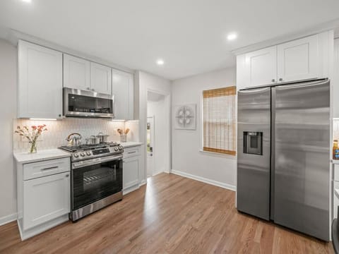 Large layout for gathering in the kitchen/dining area