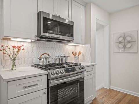 Pots & pans, hot water kettle, kitchen utensils - fully equipped kitchen