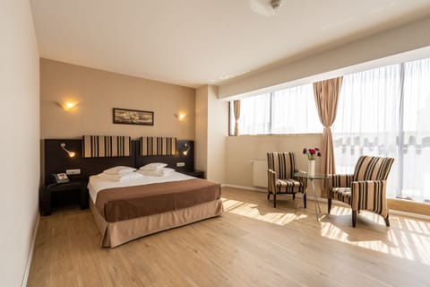 Junior Suite, 1 Queen Bed, Terrace | Premium bedding, minibar, in-room safe, blackout drapes