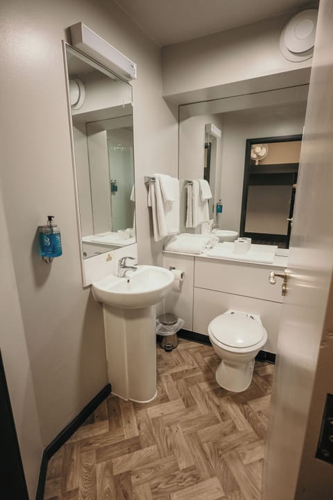 Premium Quadruple Room | Bathroom