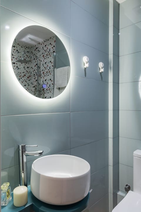 Design Studio Suite | Bathroom | Shower, rainfall showerhead, free toiletries, hair dryer