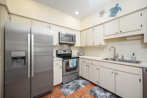 Condo, Multiple Beds, Balcony, Ocean View | Private kitchen | Fridge, microwave, oven, stovetop