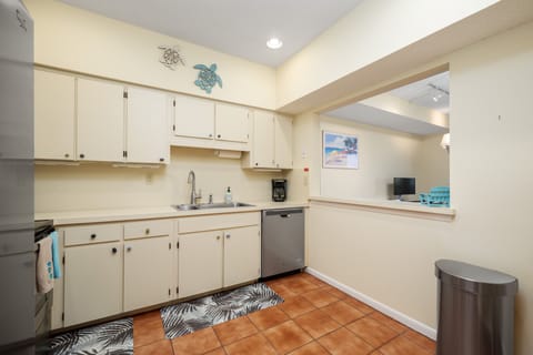 Condo, Multiple Beds, Balcony, Ocean View | Private kitchen | Fridge, microwave, oven, stovetop