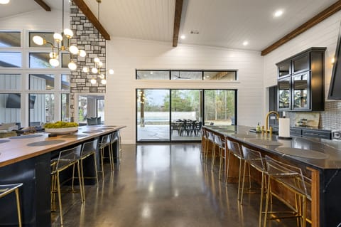 Kitchen Island with seating for 6