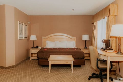 Suite, 1 King Bed with Sofa bed, Hot Tub | Individually decorated, individually furnished, desk, laptop workspace
