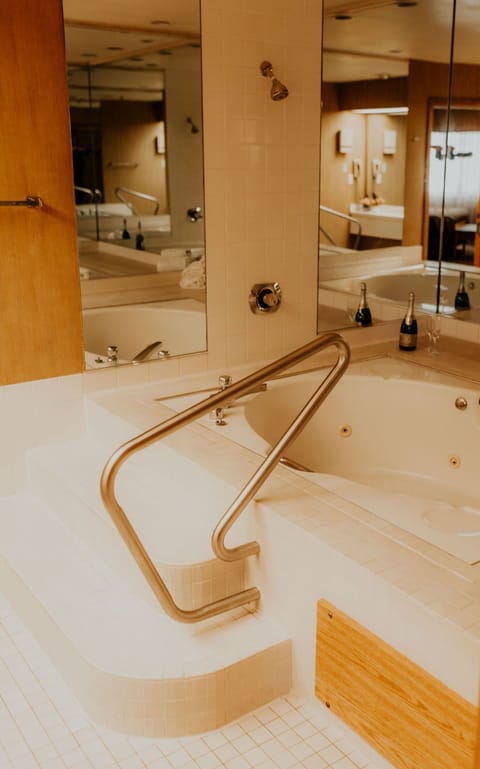 Suite, 1 King Bed with Sofa bed, Hot Tub | Bathroom | Combined shower/tub, free toiletries, hair dryer, towels