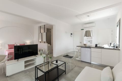 Exclusive Suite | Living area | 43-inch Smart TV with satellite channels, TV