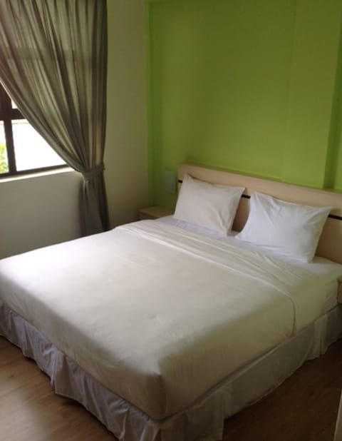 Studio, 1 King Bed | In-room safe, desk, iron/ironing board, free WiFi