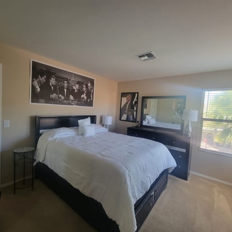 Room (Bond) | 1 bedroom, individually decorated, individually furnished