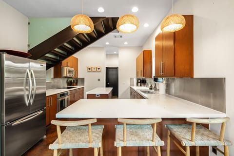 Great bar with three bar stools and cute rattan pendants