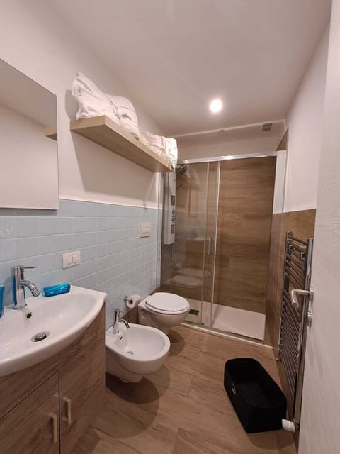 Family Double or Twin Room (Scirocco) | Bathroom | Rainfall showerhead, free toiletries, hair dryer, bidet