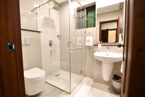 Deluxe Room | Bathroom | Shower, free toiletries, slippers, towels