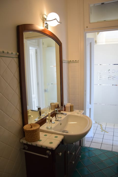 Exclusive Room | Bathroom | Shower, rainfall showerhead, hair dryer, bidet