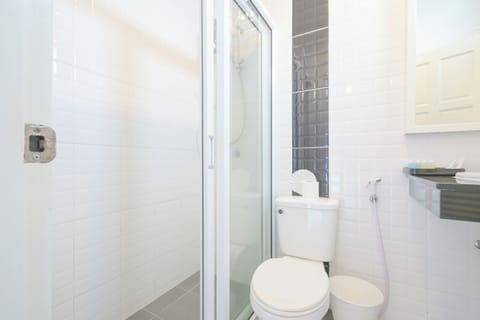 Suite Room | Bathroom | Shower, free toiletries, hair dryer, towels
