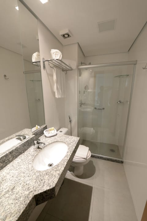 Deluxe Triple Room | Bathroom | Shower, free toiletries, hair dryer, towels