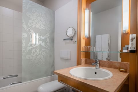 Suite | Bathroom | Combined shower/tub, free toiletries, hair dryer, bathrobes