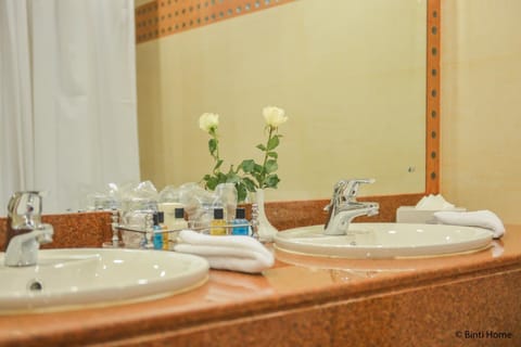 Junior Suite | Bathroom | Combined shower/tub, slippers, towels